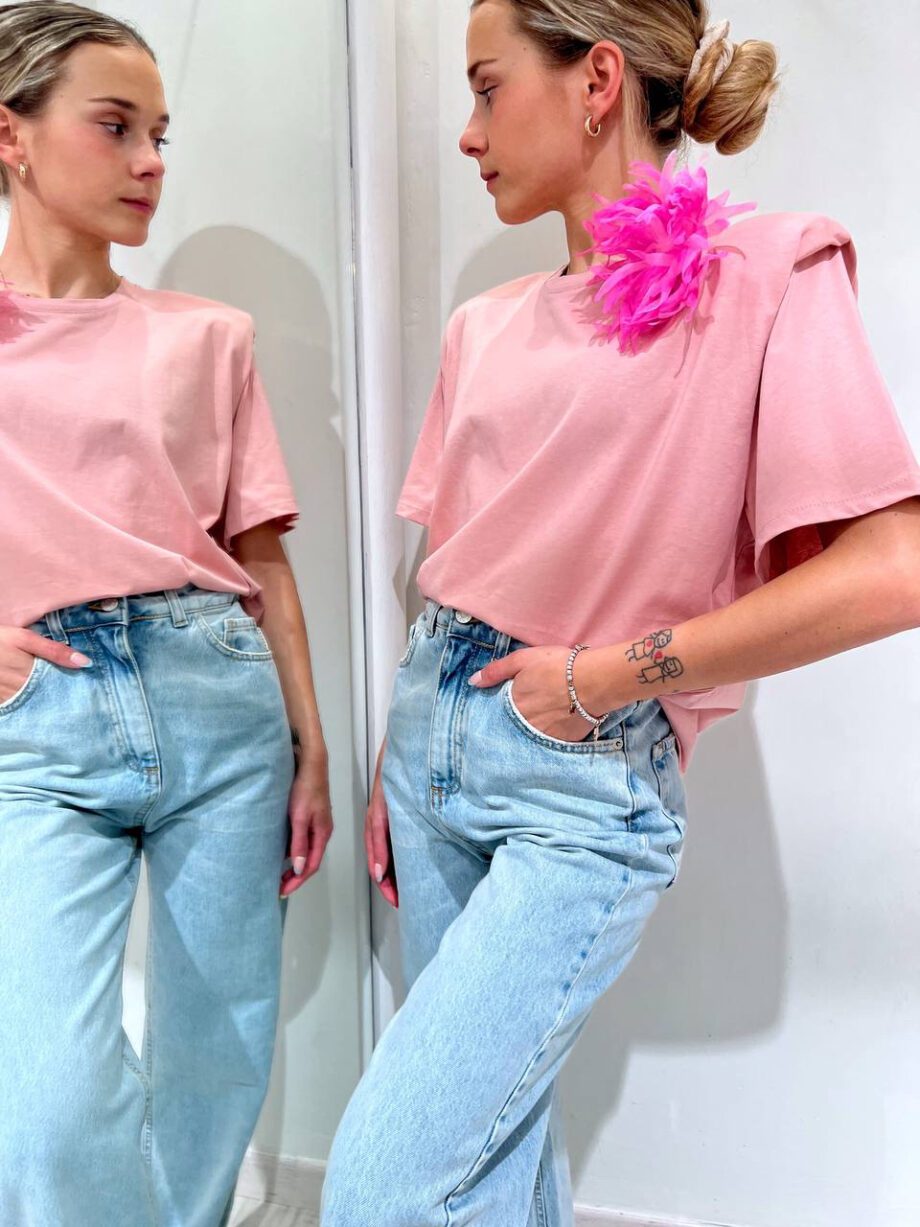Shop Online T-shirt over rosa cipria con spalline imbottite e spilla Vicolo