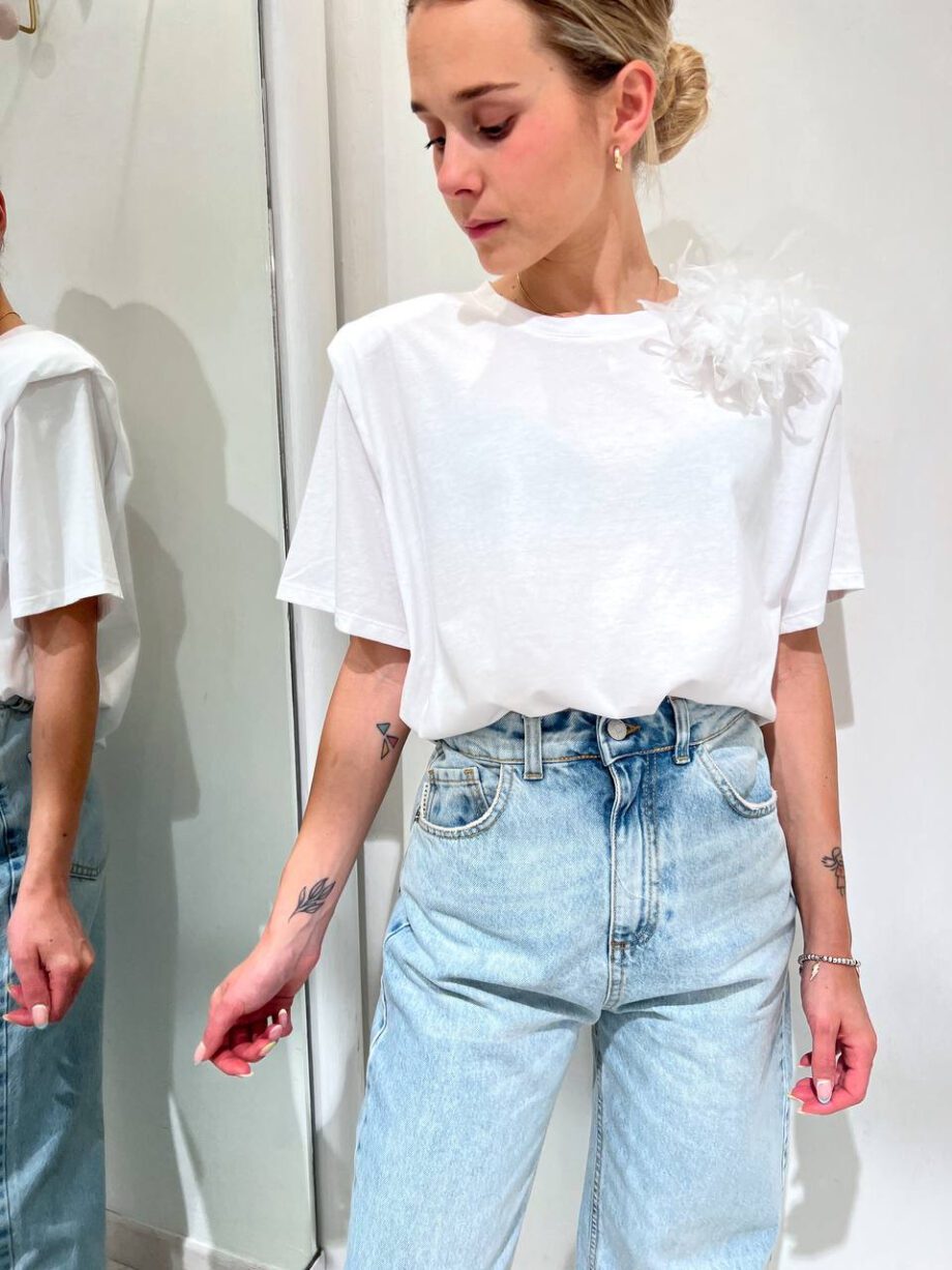 Shop Online T-shirt over bianca con spalline imbottite e spilla Vicolo