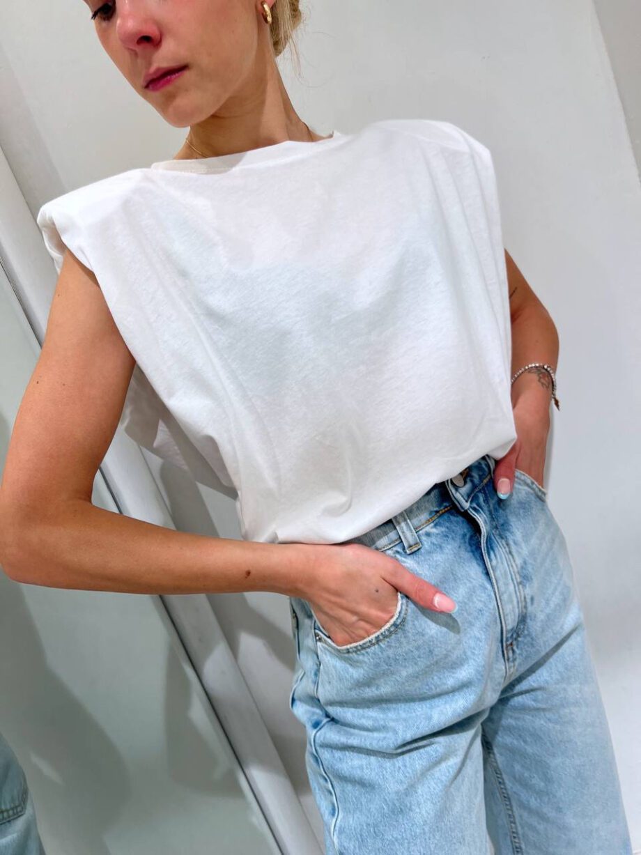 Shop Online T-shirt smanicata bianca con spalline imbottite Vicolo