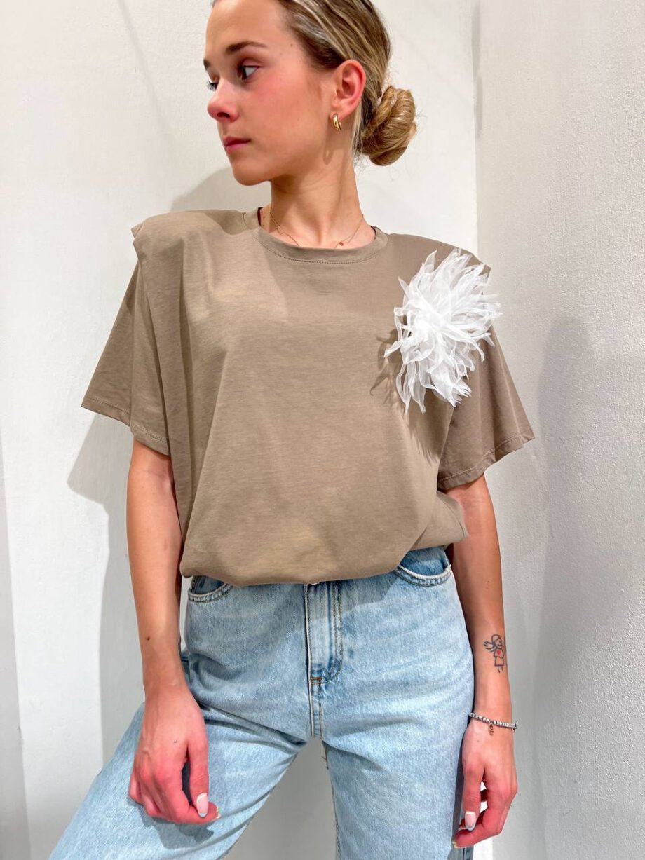 Shop Online T-shirt over beige con spalline imbottite e spilla Vicolo