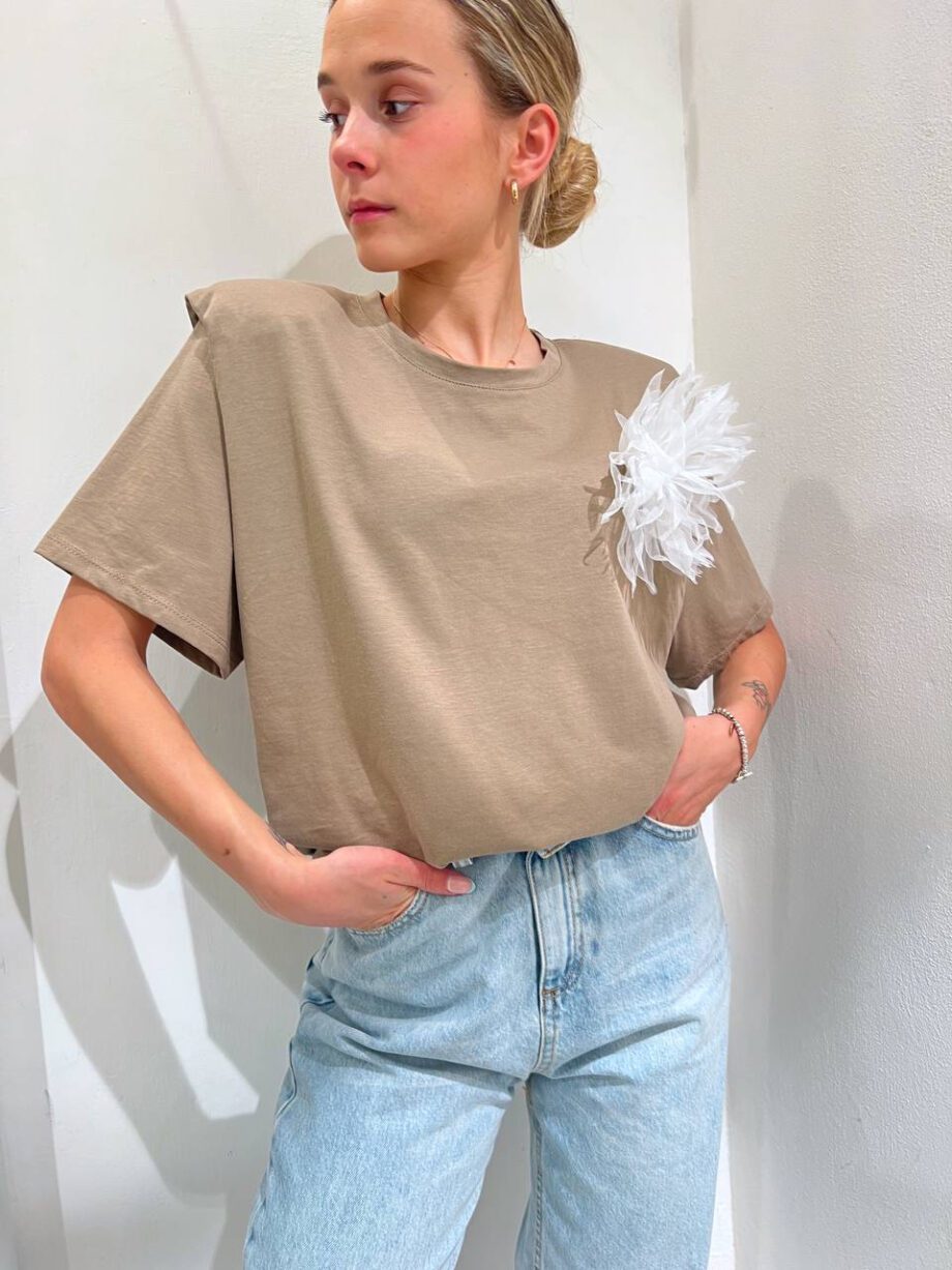 Shop Online T-shirt over beige con spalline imbottite e spilla Vicolo