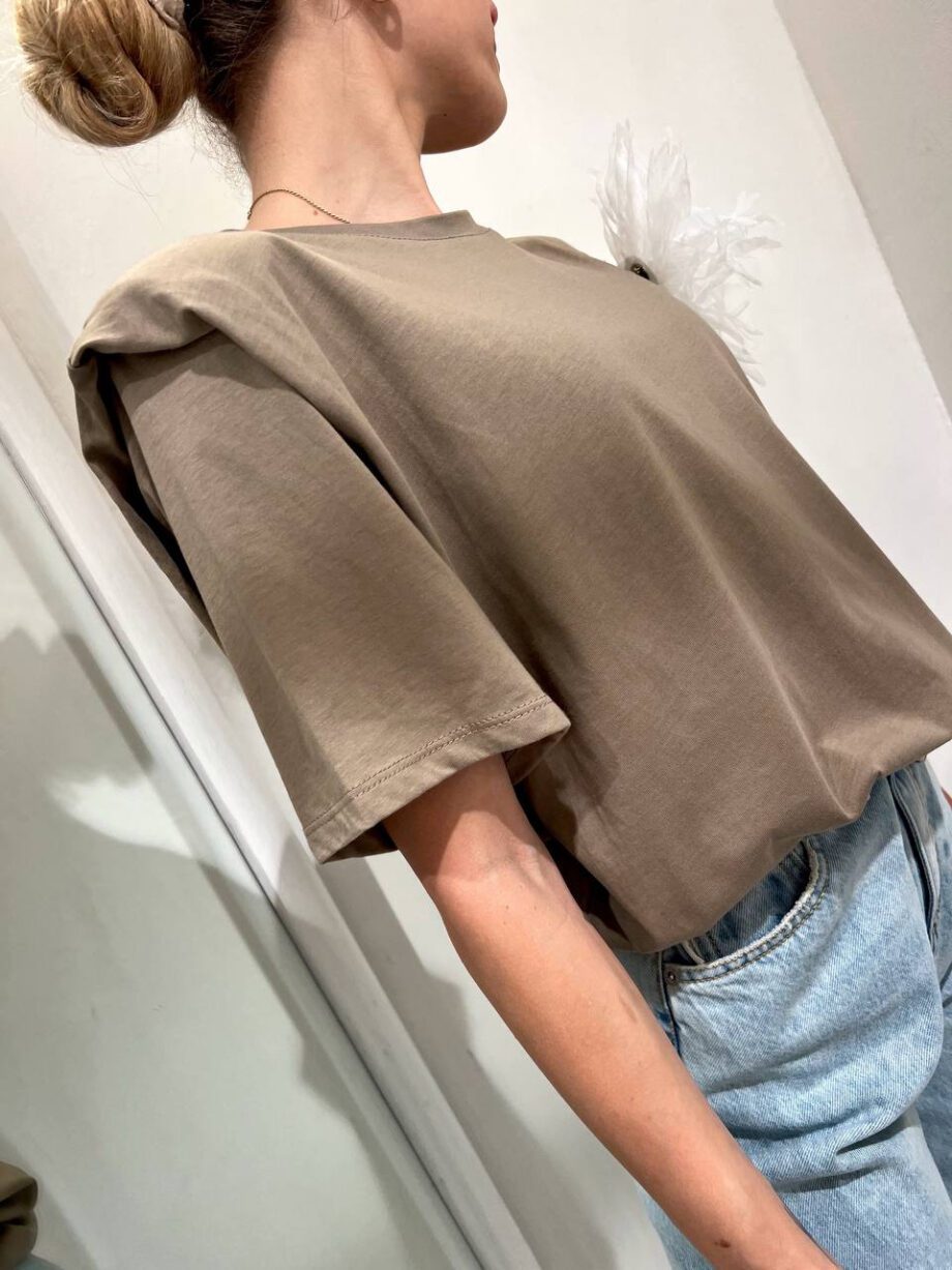 Shop Online T-shirt over beige con spalline imbottite e spilla Vicolo