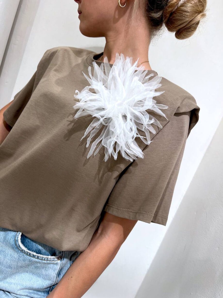 Shop Online T-shirt over beige con spalline imbottite e spilla Vicolo