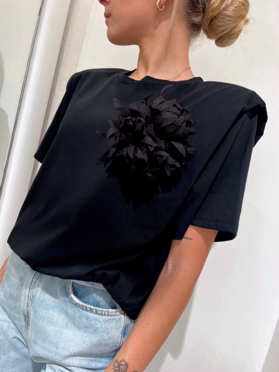 Shop Online T-shirt over nera con spalline imbottite e spilla Vicolo