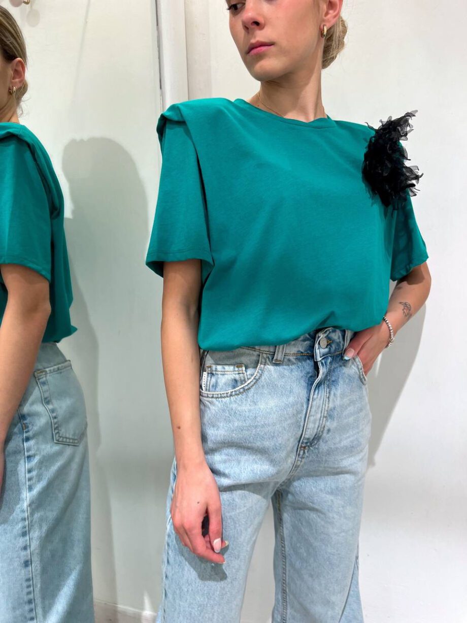 Shop Online T-shirt over verde con spalline imbottite e spilla Vicolo