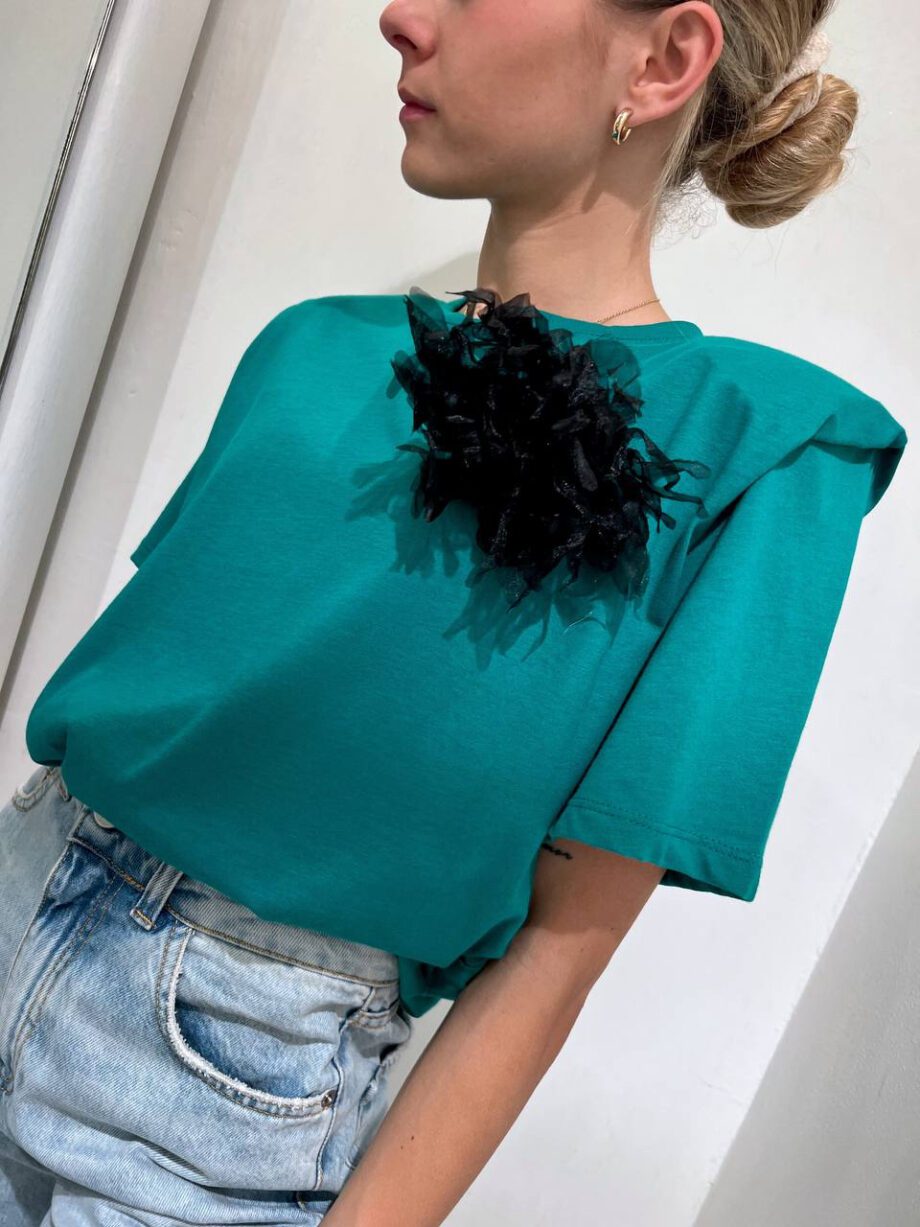 Shop Online T-shirt over verde con spalline imbottite e spilla Vicolo