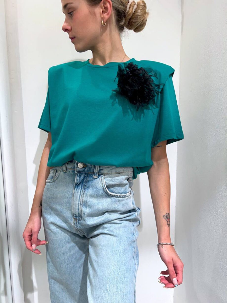 Shop Online T-shirt over verde con spalline imbottite e spilla Vicolo