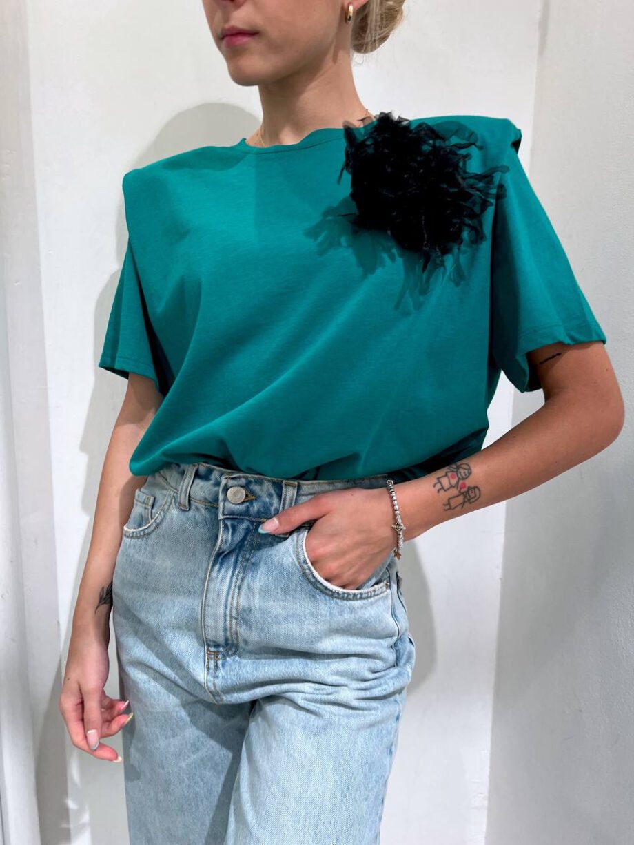 Shop Online T-shirt over verde con spalline imbottite e spilla Vicolo
