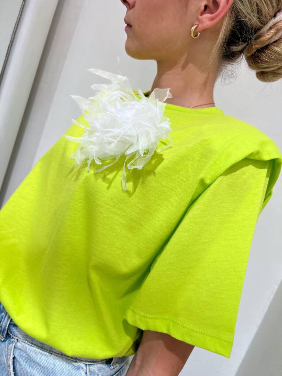 Shop Online T-shirt over lime con spalline imbottite e spilla Vicolo