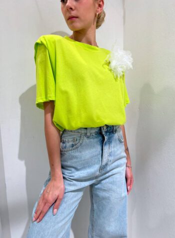 Shop Online T-shirt over lime con spalline imbottite e spilla Vicolo