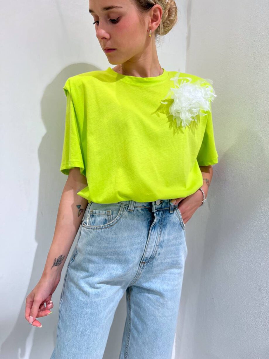 Shop Online T-shirt over lime con spalline imbottite e spilla Vicolo