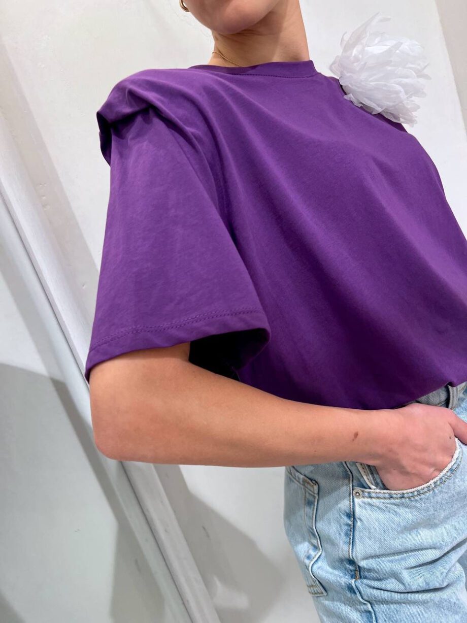 Shop Online T-shirt over viola con spalline imbottite e spilla Vicolo