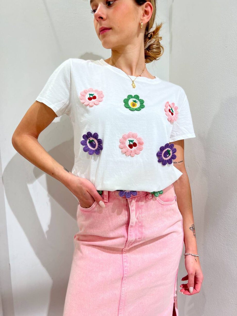 Shop Online T-shirt bianca con ricamo fiori colorati Vicolo