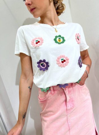 Shop Online T-shirt bianca con ricamo fiori colorati Vicolo