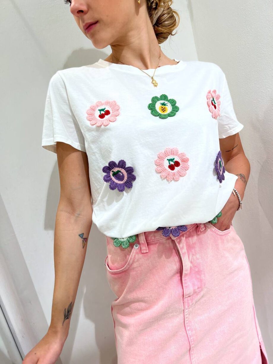 Shop Online T-shirt bianca con ricamo fiori colorati Vicolo