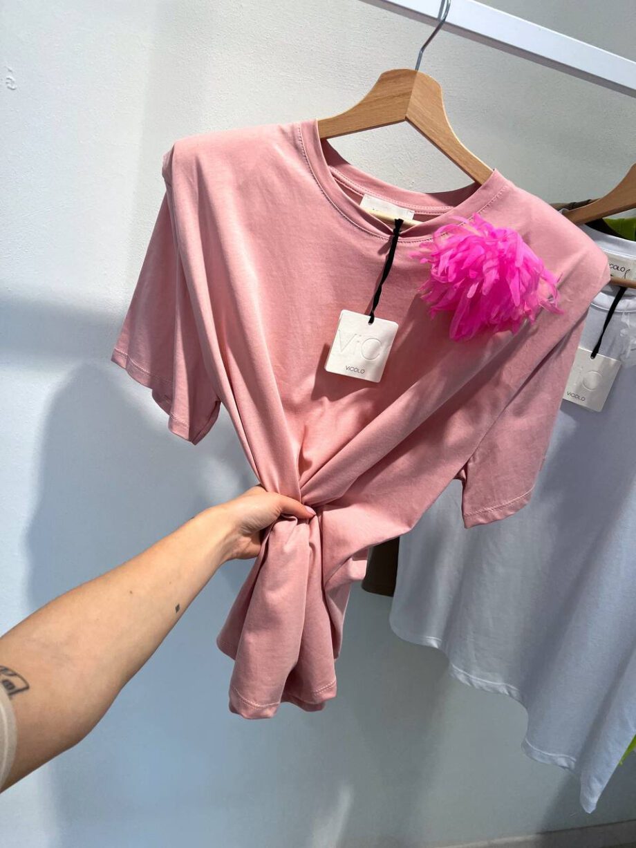 Shop Online T-shirt over rosa cipria con spalline imbottite e spilla Vicolo