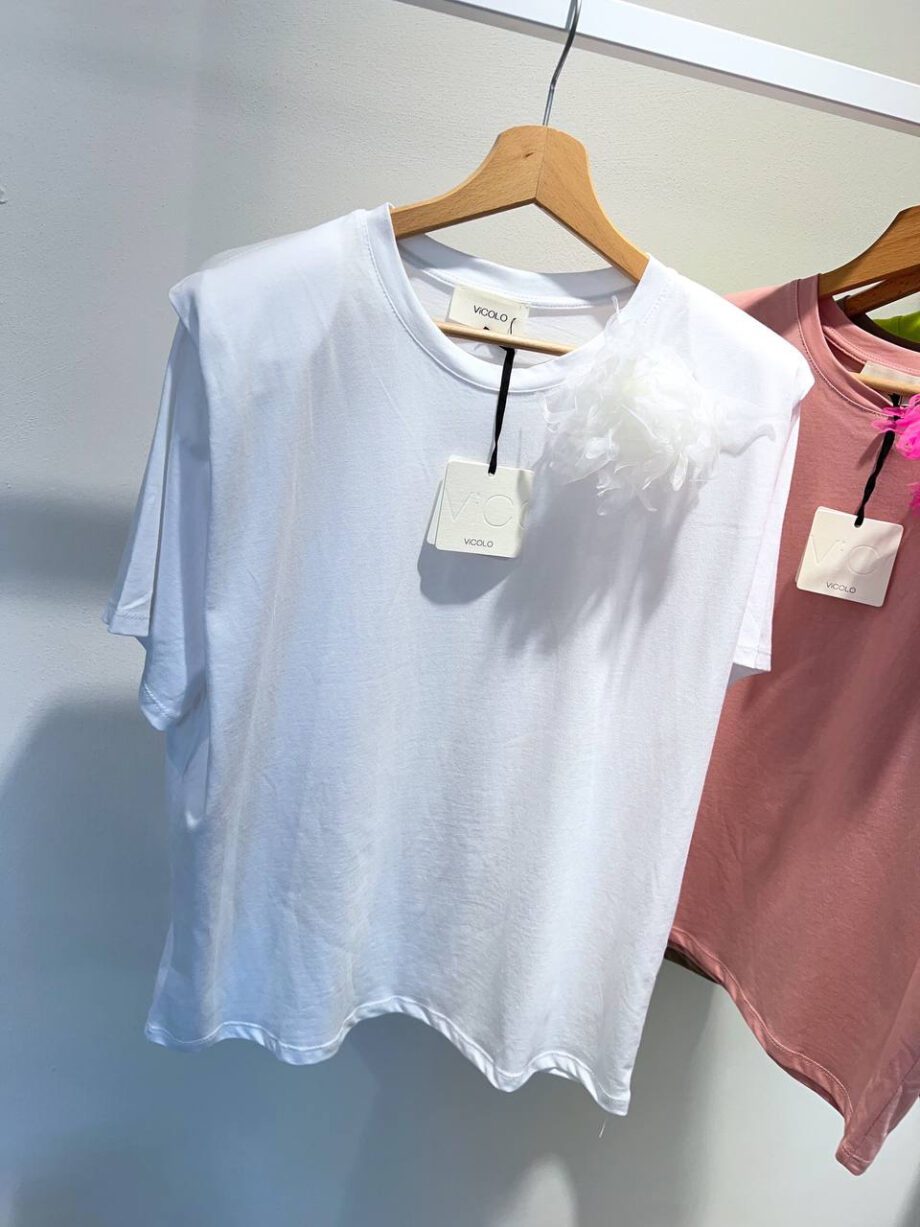 Shop Online T-shirt over bianca con spalline imbottite e spilla Vicolo