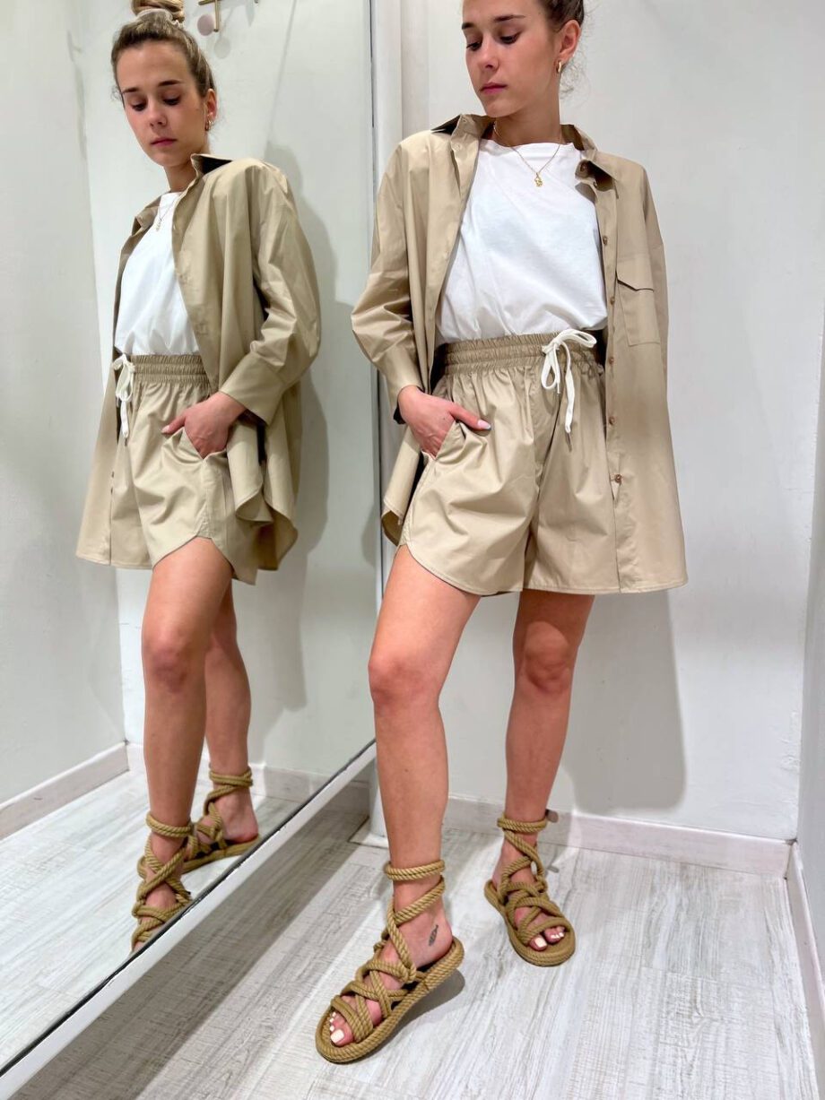 Shop Online Short in cotone ampio beige Vicolo