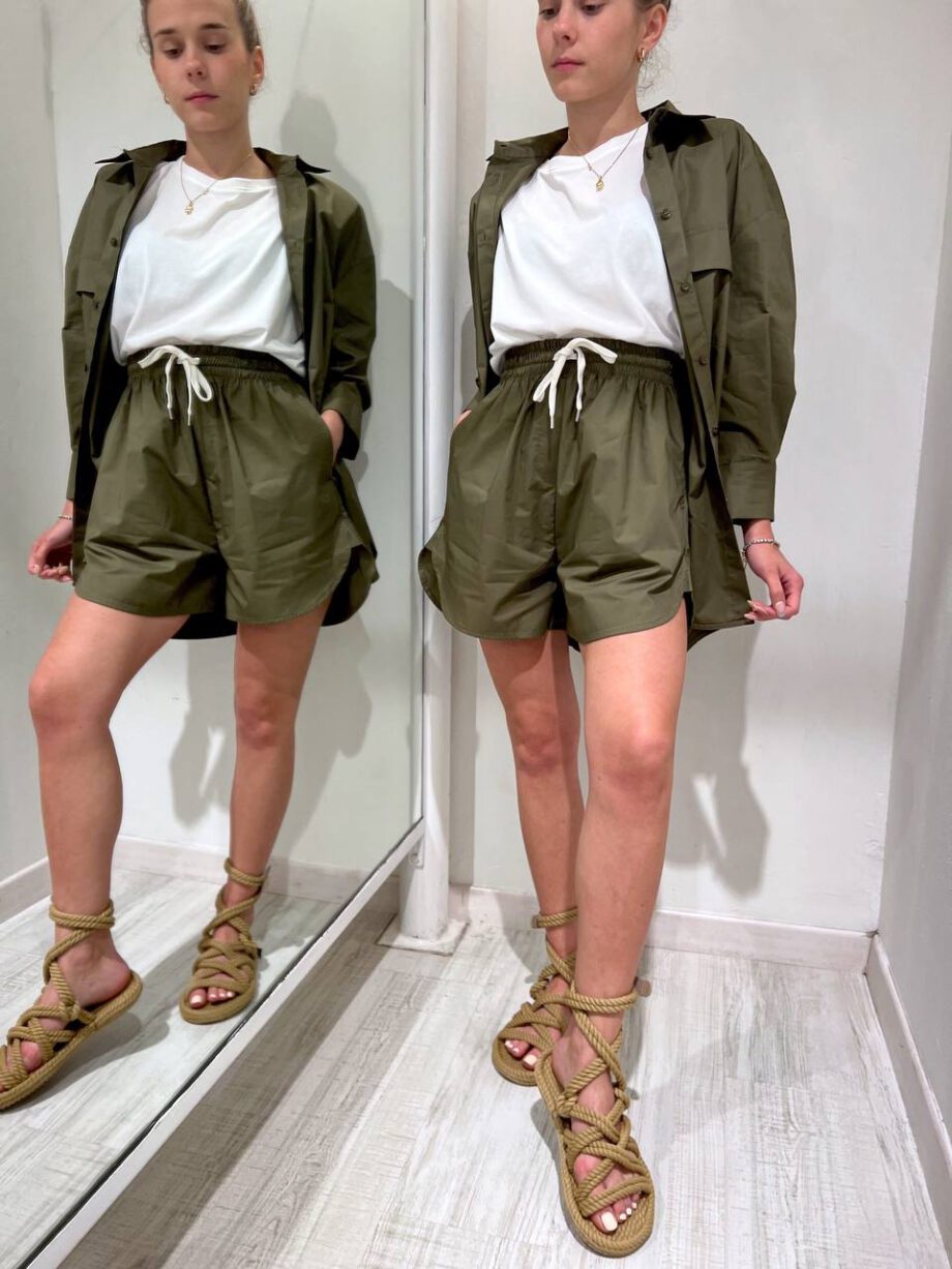 Shop Online Short in cotone ampio verde militare Vicolo