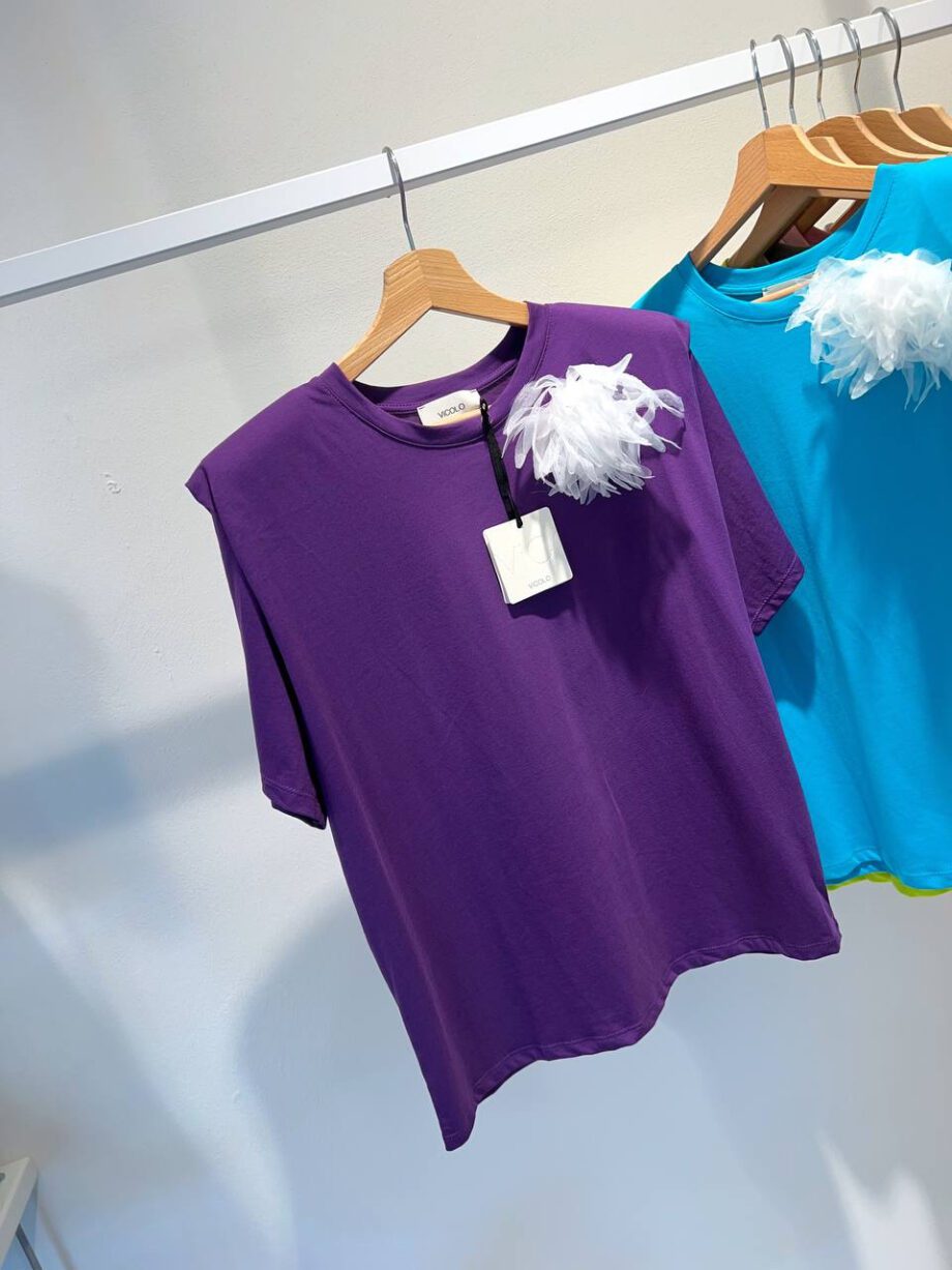 Shop Online T-shirt over viola con spalline imbottite e spilla Vicolo