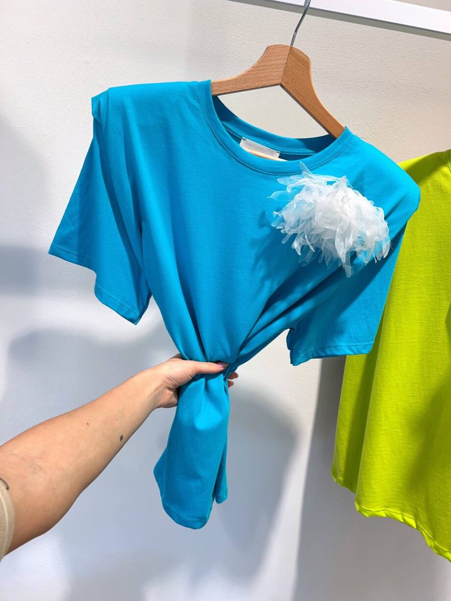 Shop Online T-shirt over turchese con spalline imbottite e spilla Vicolo