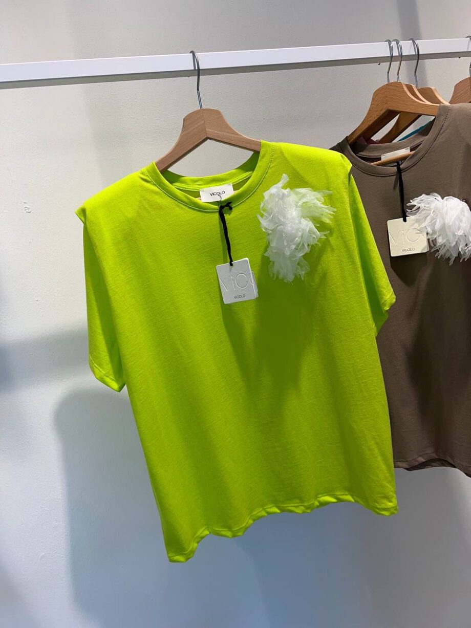 Shop Online T-shirt over lime con spalline imbottite e spilla Vicolo