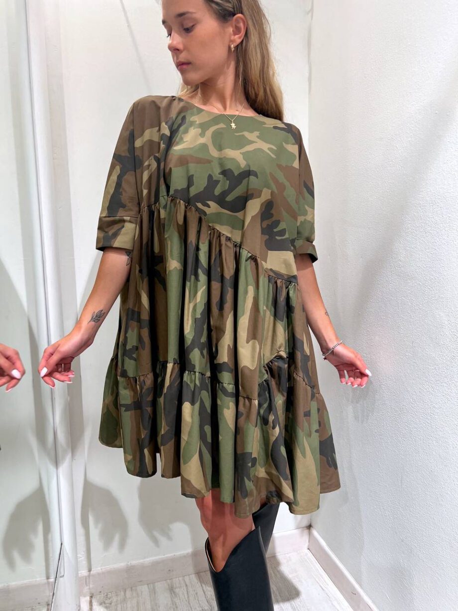 Shop Online Vestito corto ampio camouflage con balze Souvenir