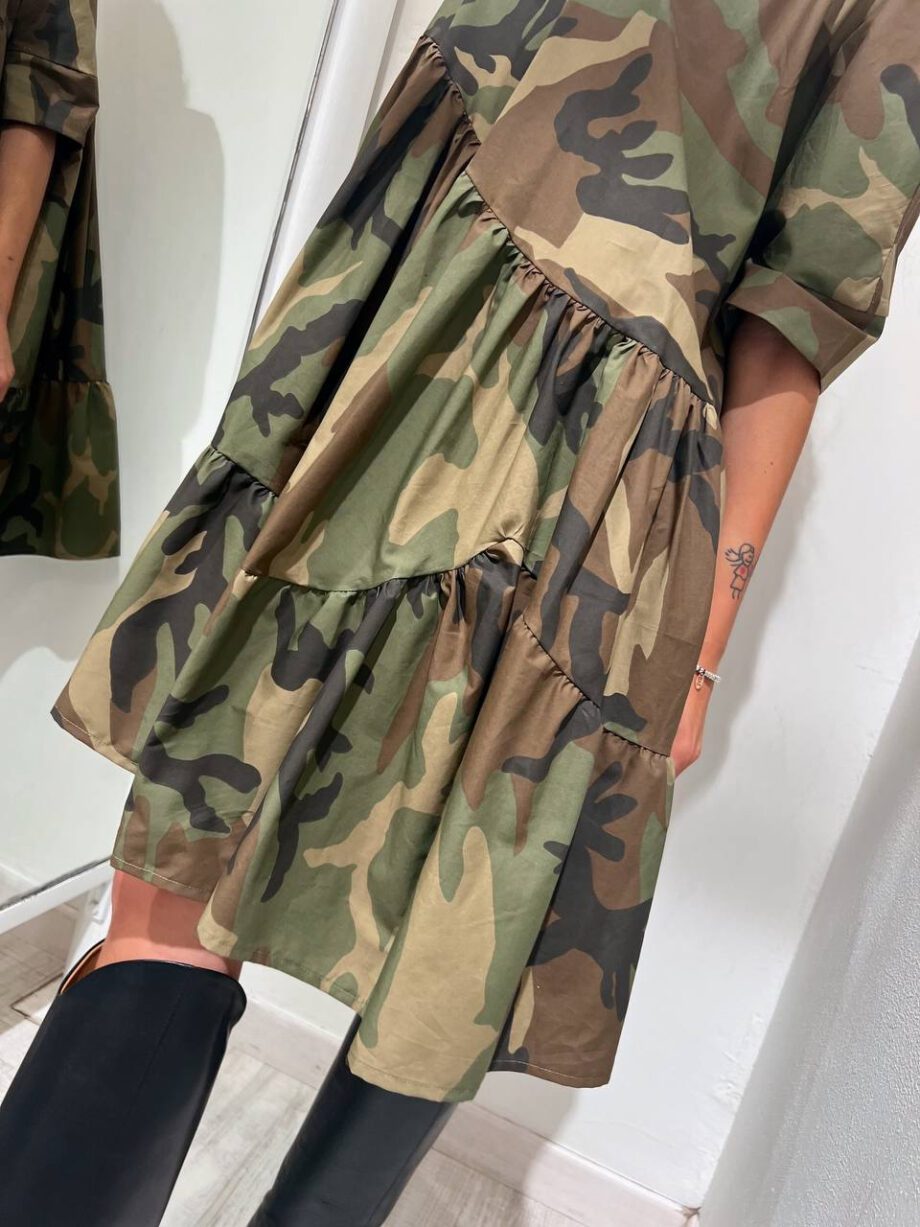 Shop Online Vestito corto ampio camouflage con balze Souvenir