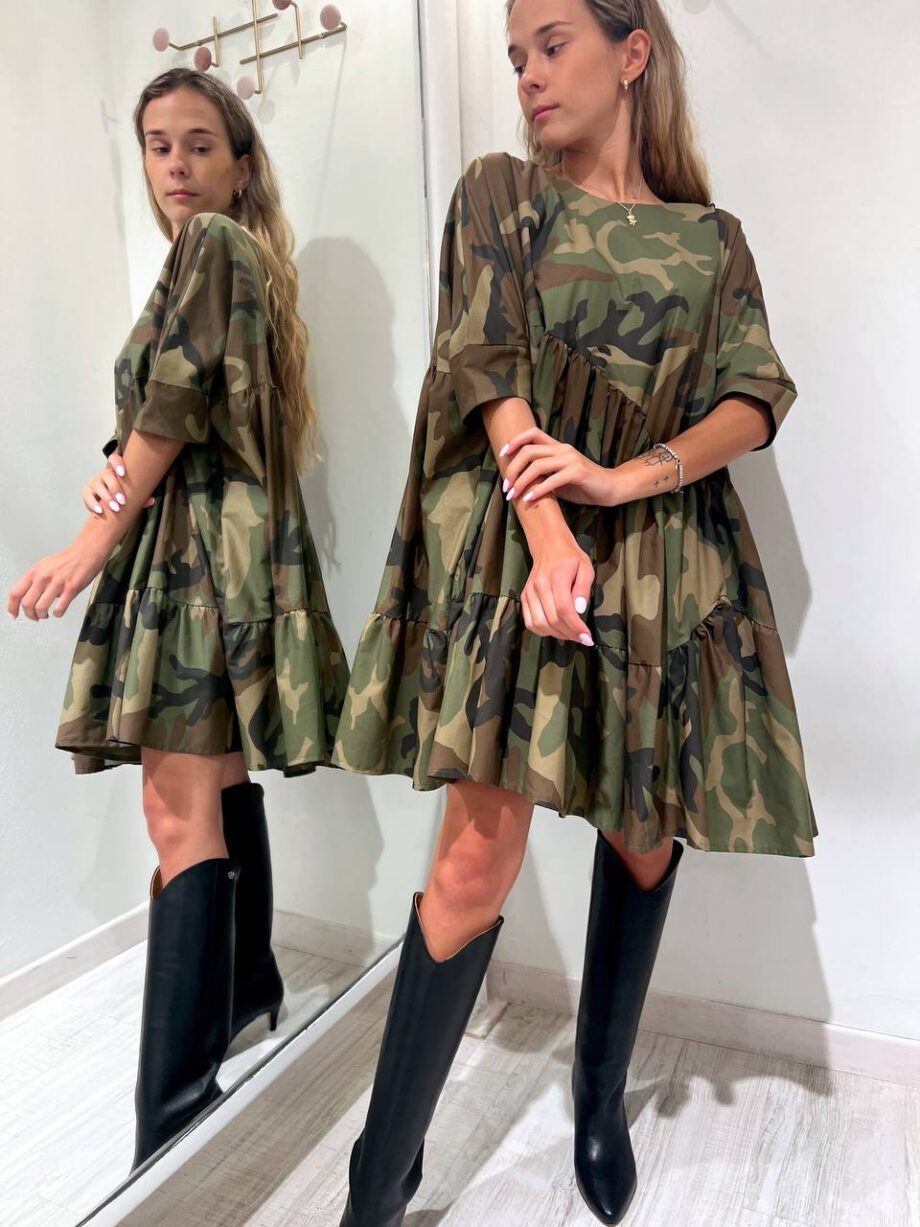 Shop Online Vestito corto ampio camouflage con balze Souvenir