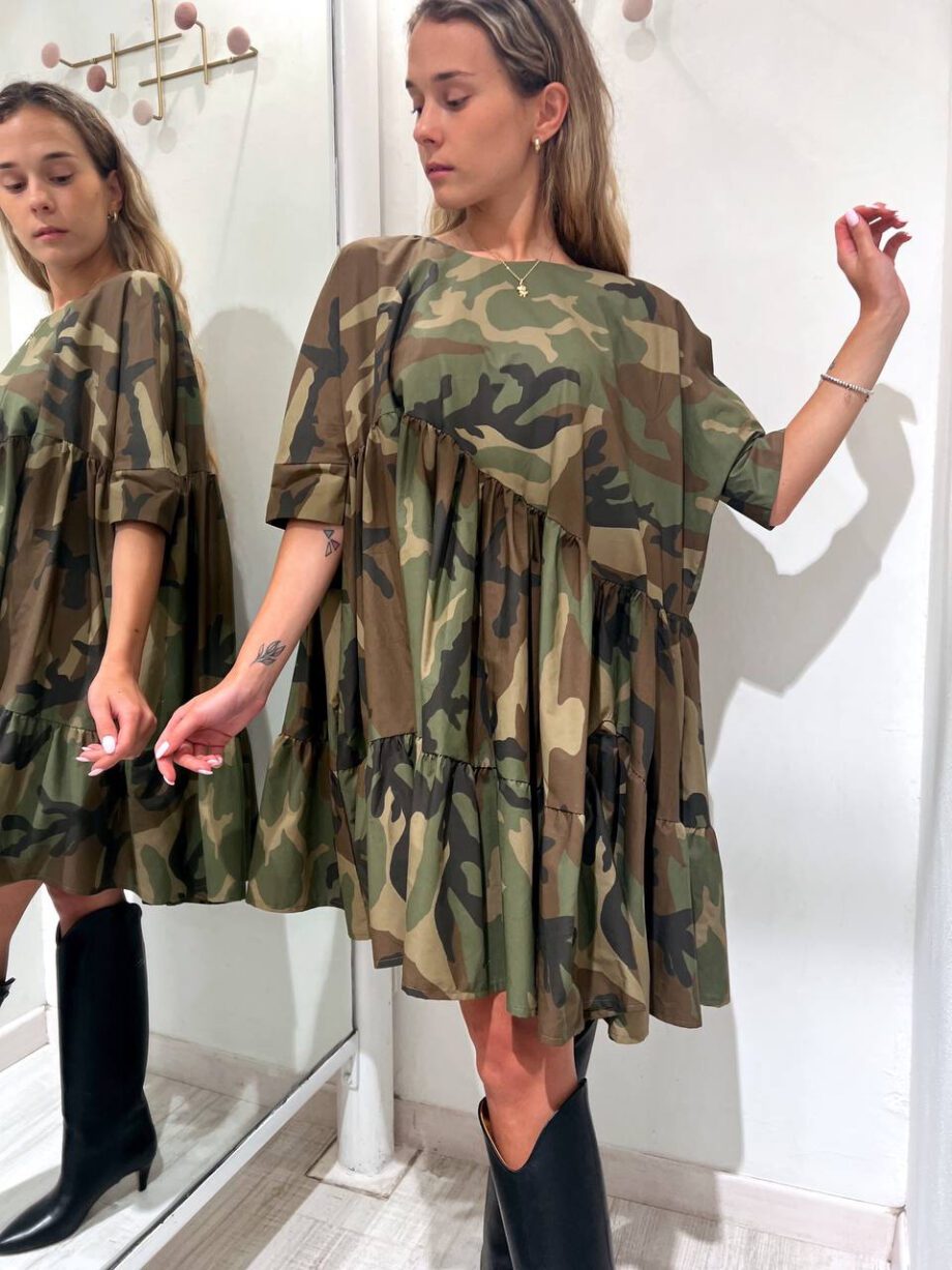 Shop Online Vestito corto ampio camouflage con balze Souvenir