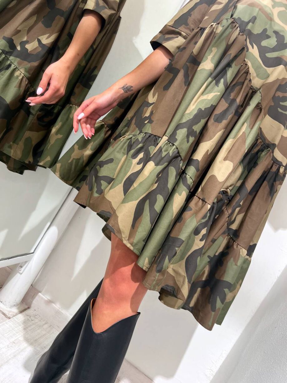 Shop Online Vestito corto ampio camouflage con balze Souvenir