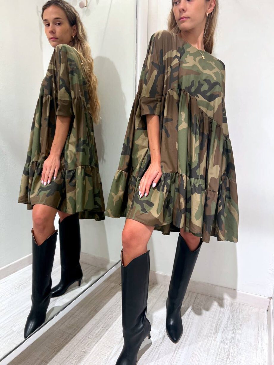 Shop Online Vestito corto ampio camouflage con balze Souvenir