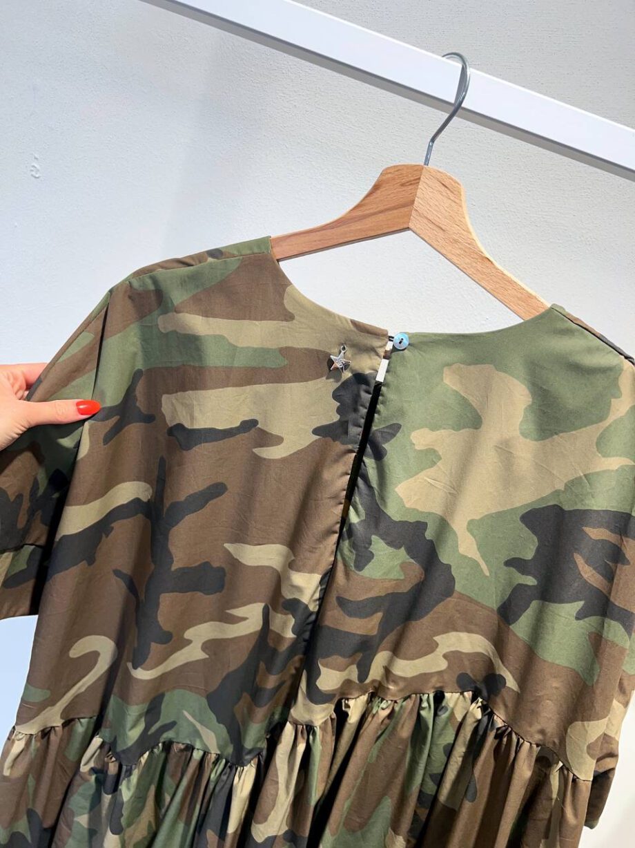 Shop Online Vestito corto ampio camouflage con balze Souvenir