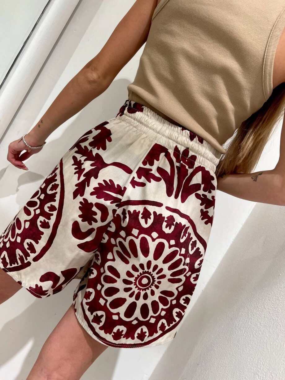 Shop Online Short in cotone ampio fantasia bordeaux Vicolo