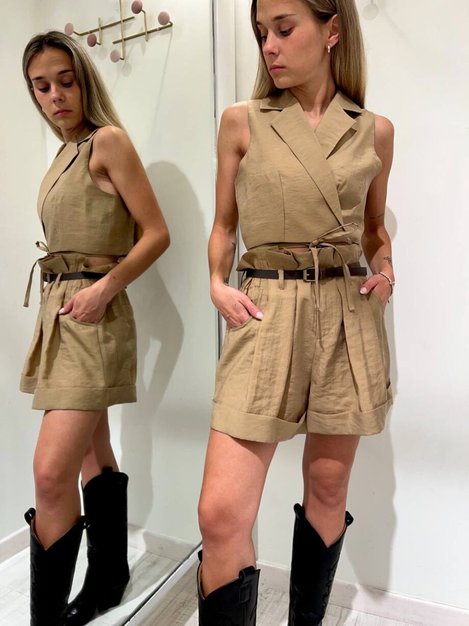 Shop Online Short morbidi beige a caramella con cintura Vicolo