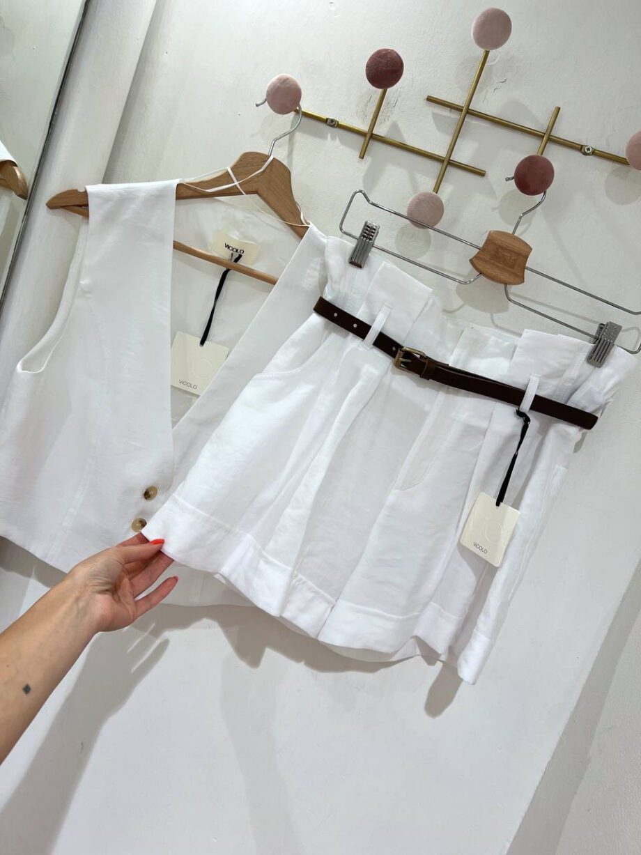 Shop Online Short morbidi bianchi a caramella con cintura Vicolo