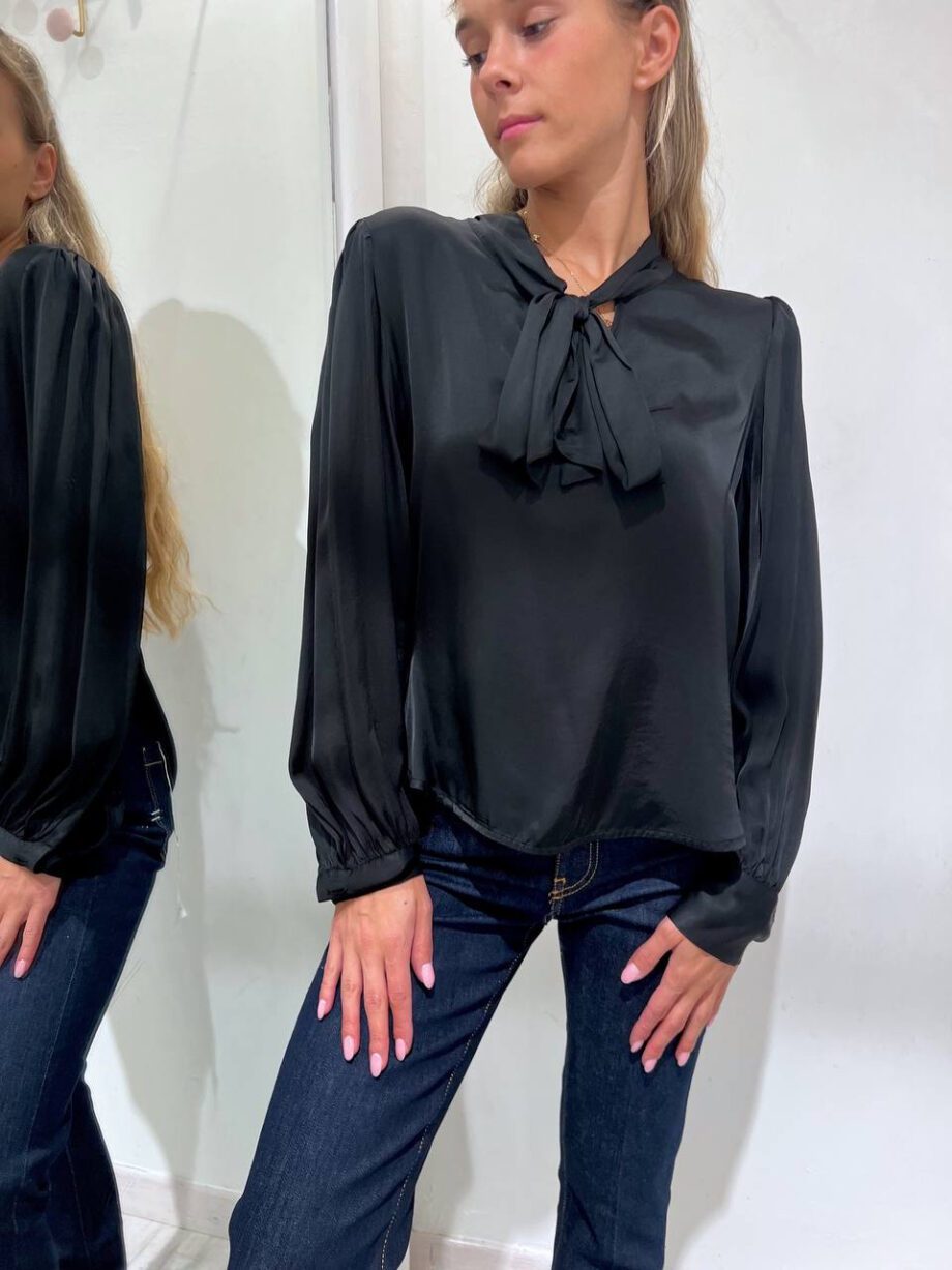 Shop Online Blusa nera con fiocco in viscosa HaveOne