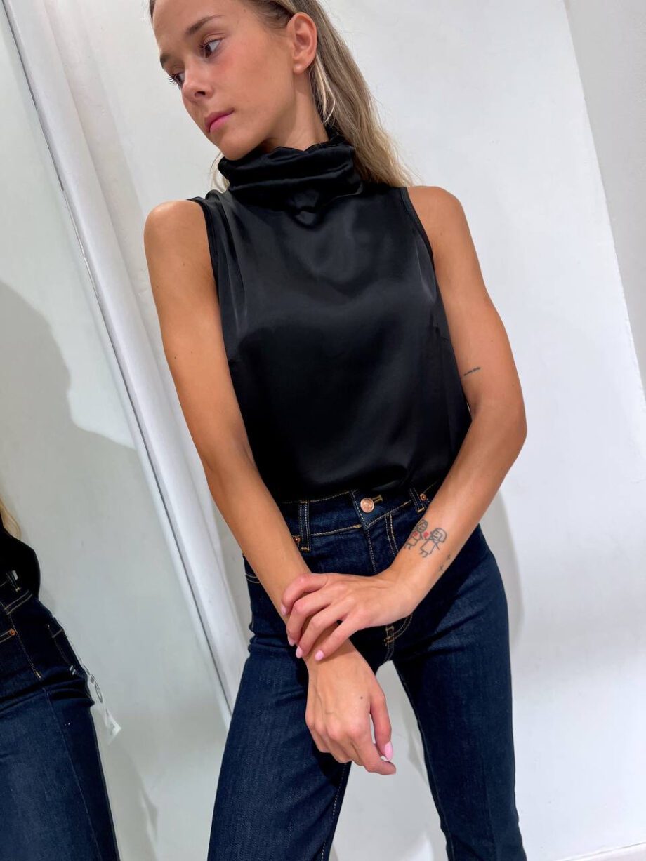 Shop Online Top smanicato nero con collo alto in viscosa HaveOne