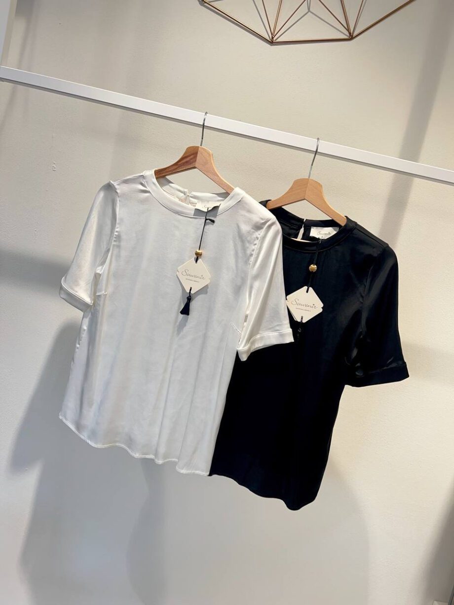 Shop Online T-shirt nera girocollo in viscosa Souvenir