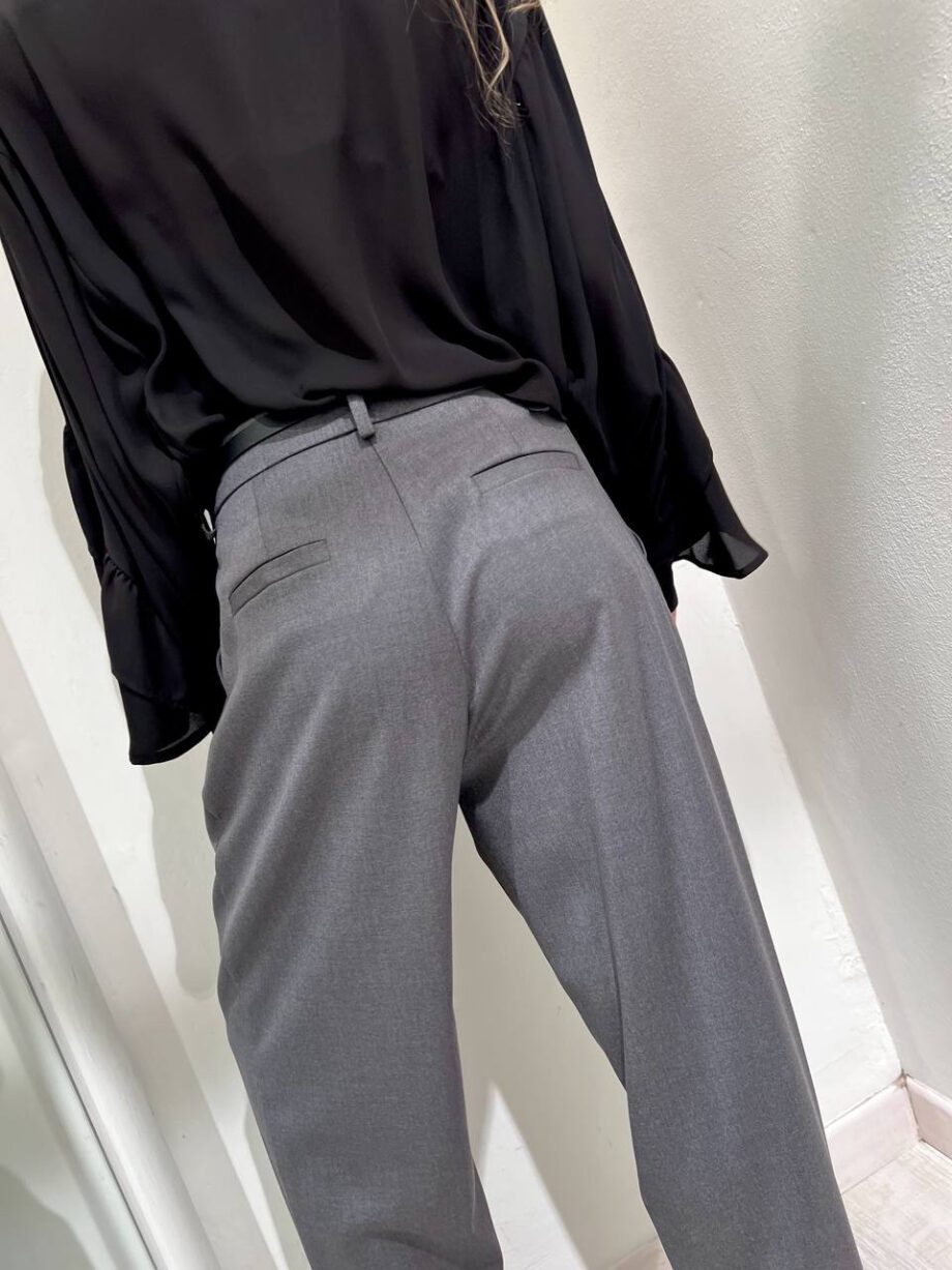 Shop Online Pantalone grigio a palloncino con cintura HaveOne