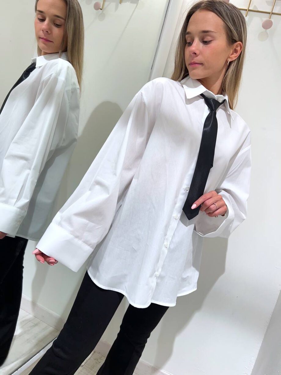 Shop Online Camicia ampia bianca cravatta nera Vicolo