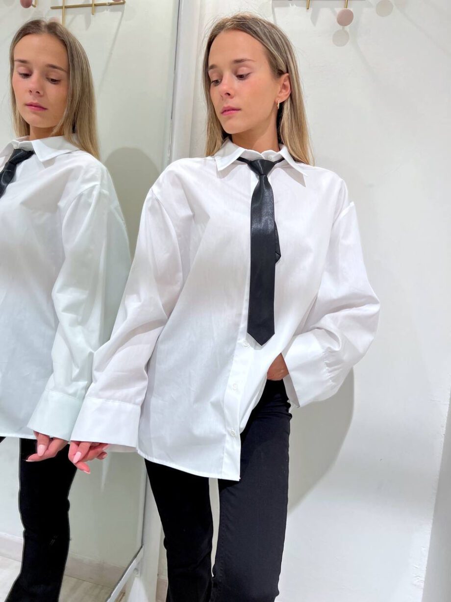 Shop Online Camicia ampia bianca cravatta nera Vicolo