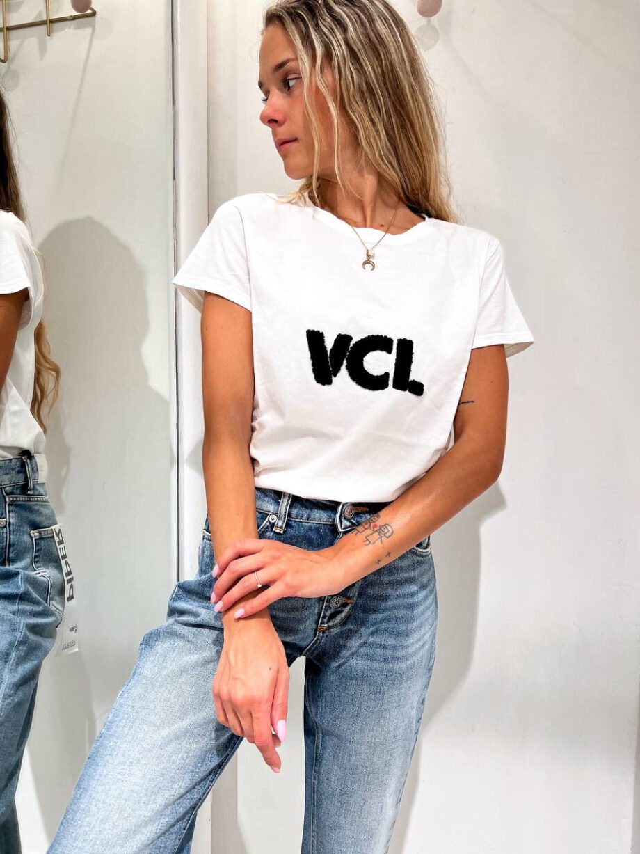 Shop Online T-shirt girocollo bianca patch VCL nero Vicolo