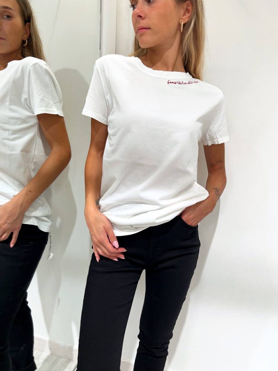 Shop Online T-shirt girocollo bianca ricamo scritta rossa Vicolo