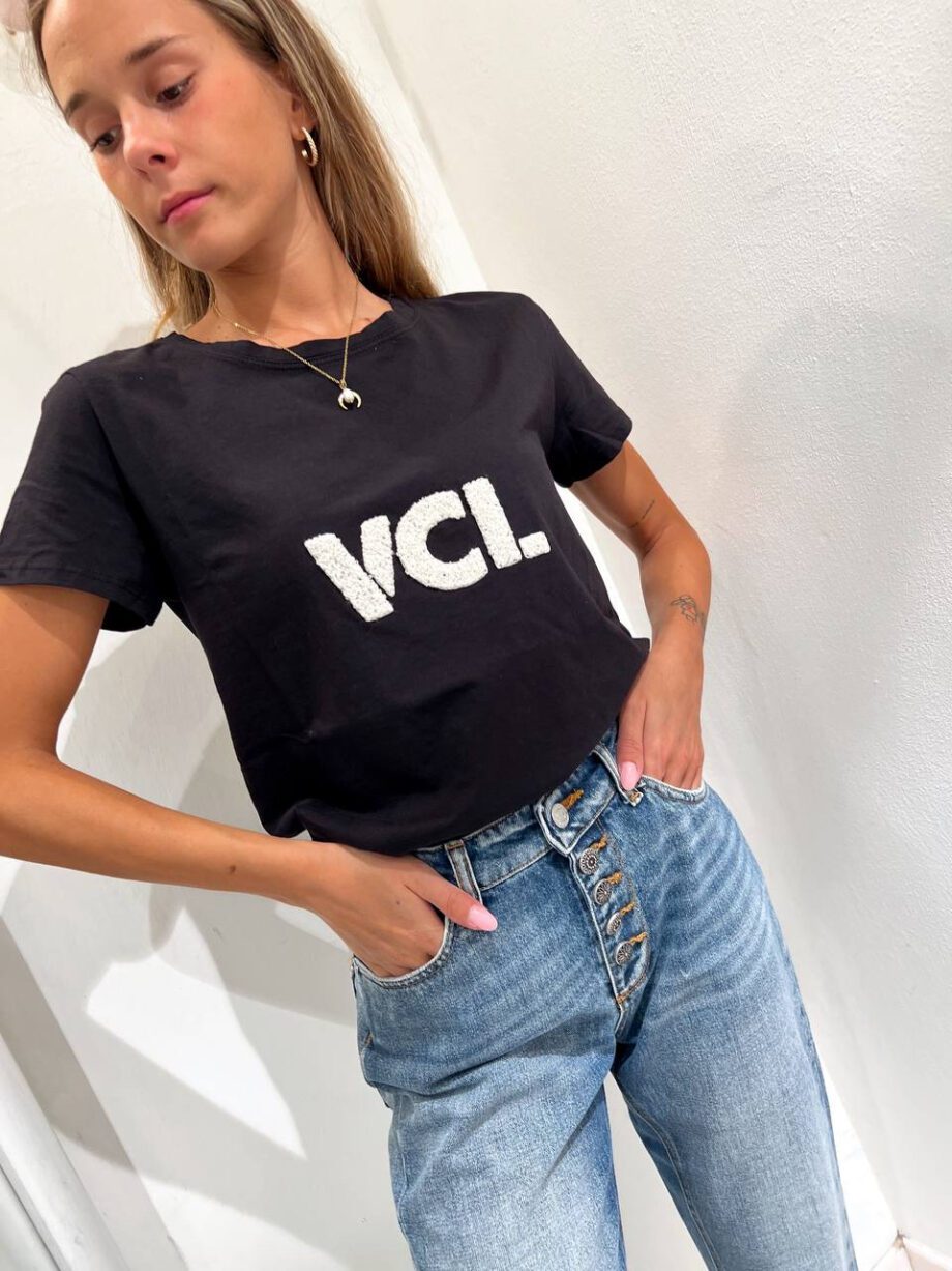 Shop Online T-shirt girocollo nera patch VCL panna Vicolo
