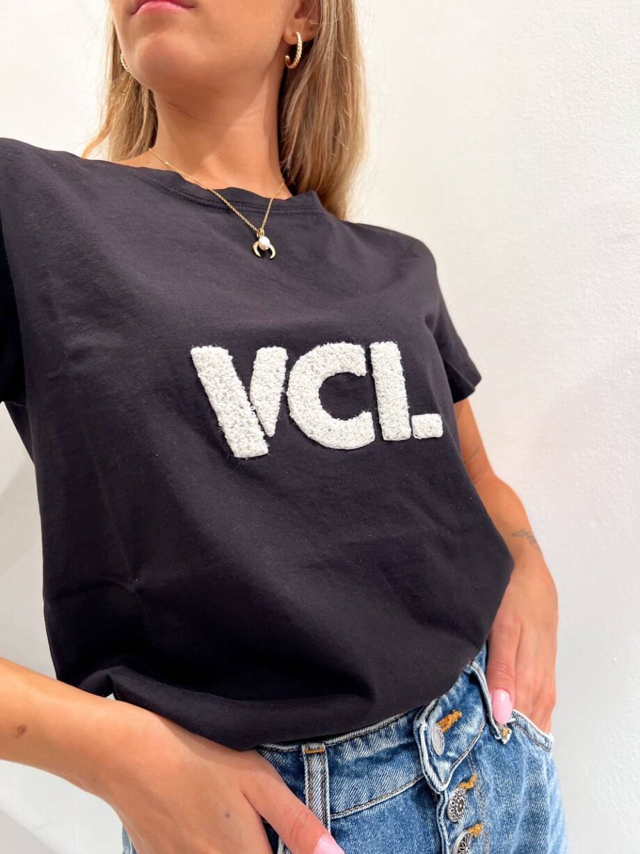 Shop Online T-shirt girocollo nera patch VCL panna Vicolo