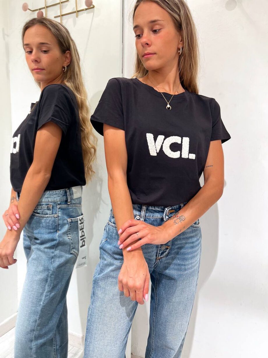 Shop Online T-shirt girocollo nera patch VCL panna Vicolo