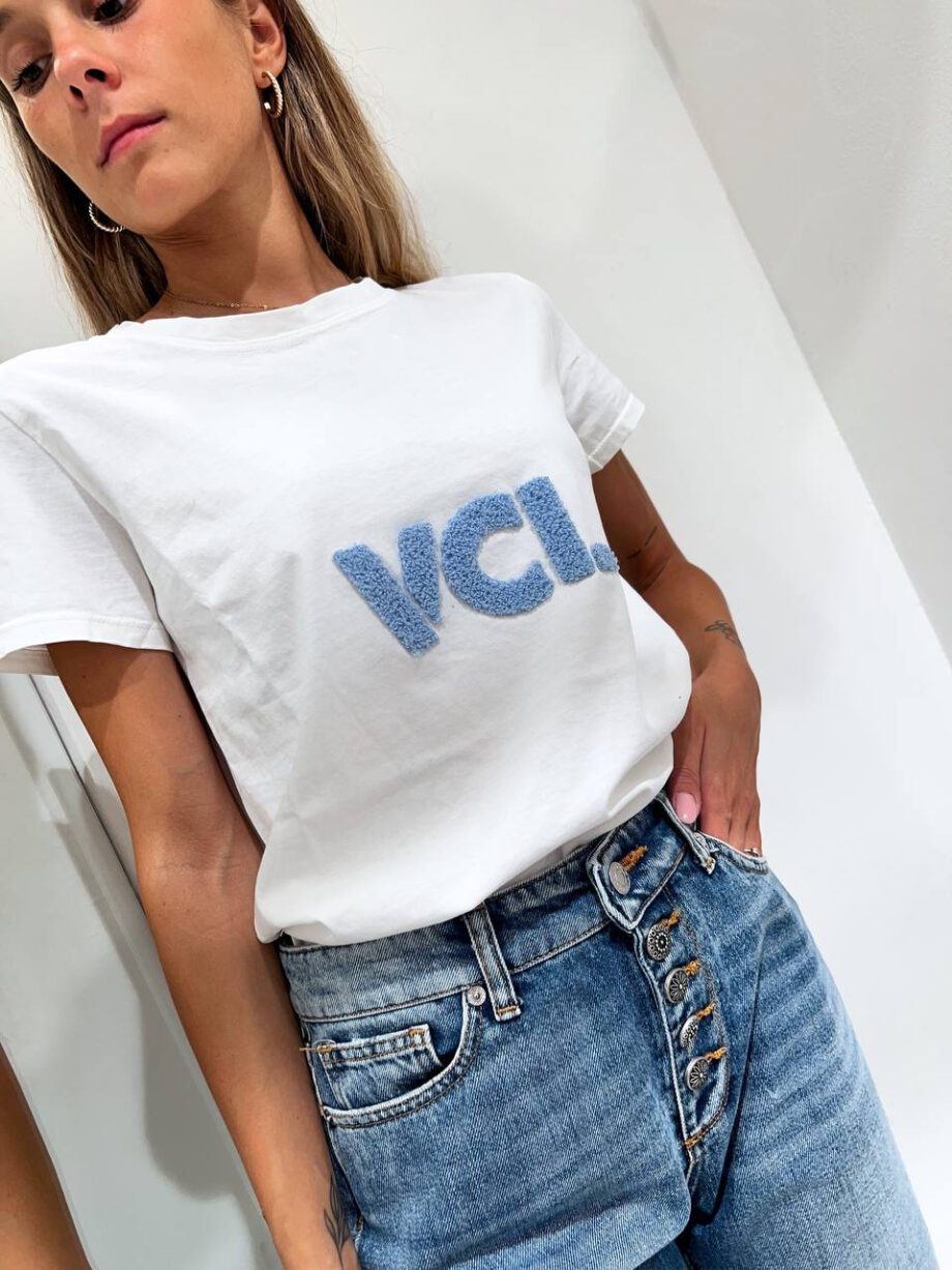 Shop Online T-shirt girocollo bianca patch VCL azzurro Vicolo