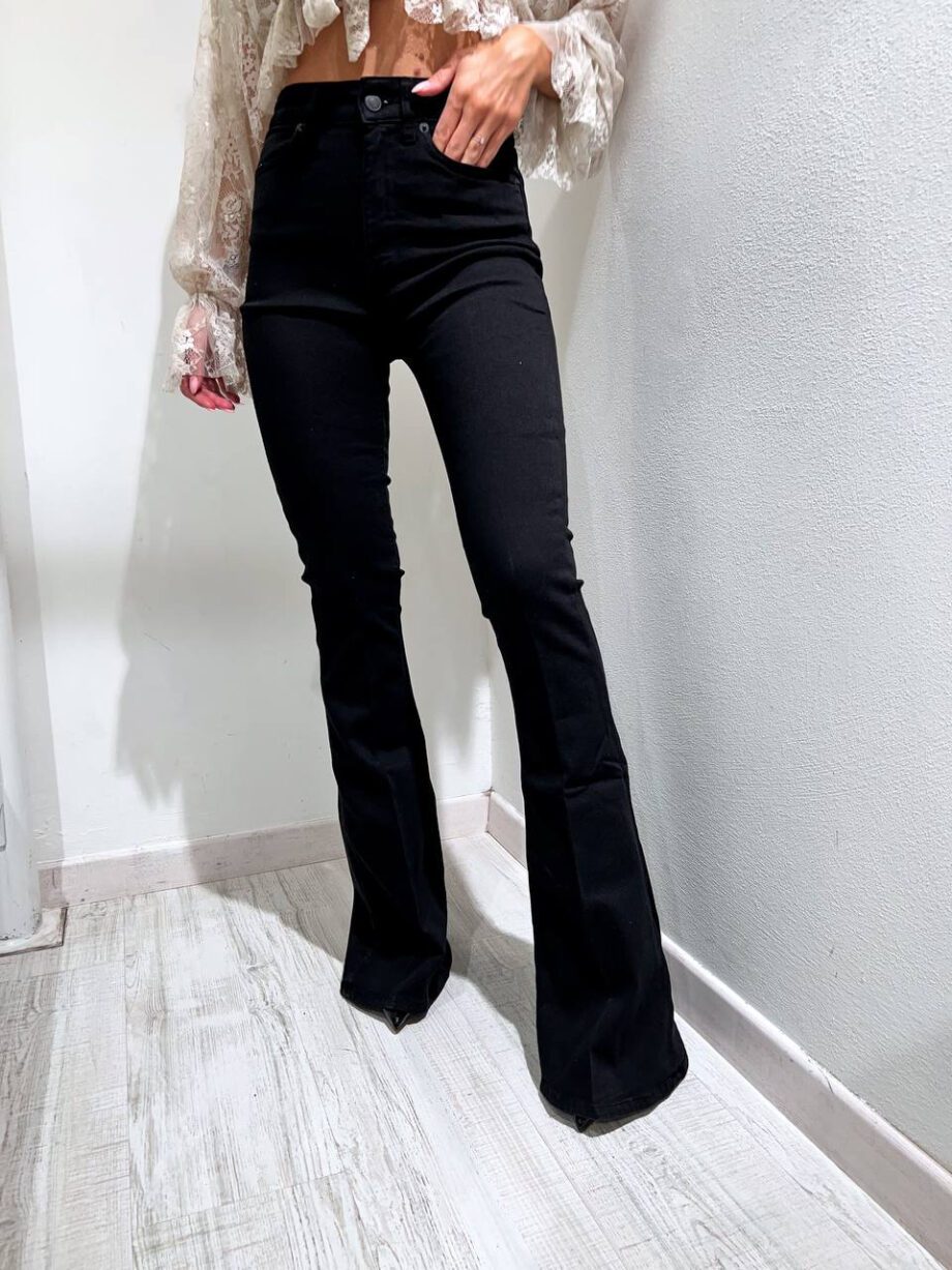 Shop Online Jeans Gisele Flare nero a zampa Vicolo