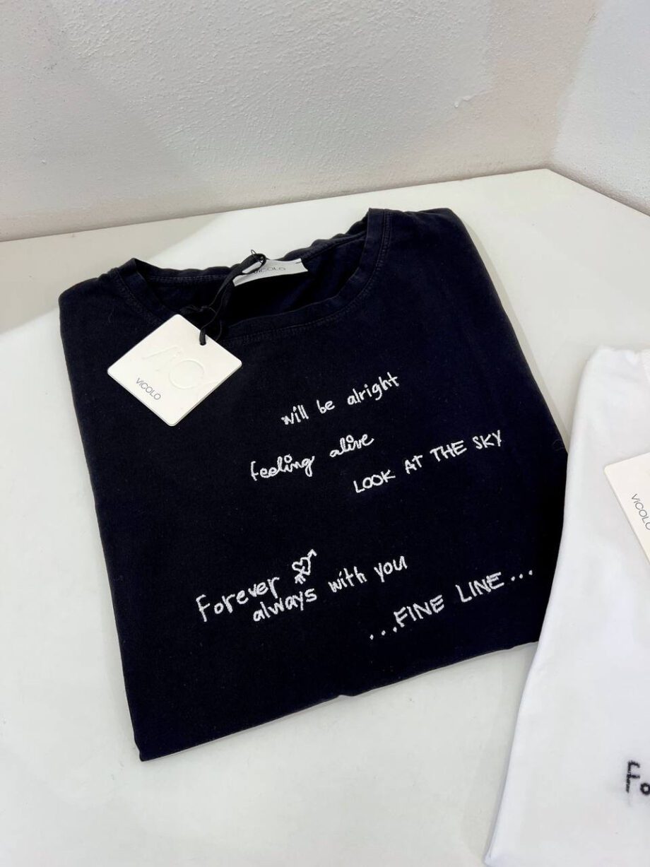 Shop Online T-shirt girocollo nera ricami scritte Vicolo
